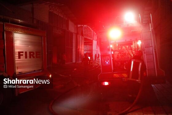 گزارش تصویری | وقوع آتش‌سوزی گسترده در یک کارگاه چوب و تولید مبلمان در مشهد
