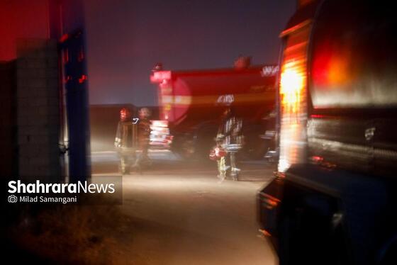 گزارش تصویری | وقوع آتش‌سوزی گسترده در یک کارگاه چوب و تولید مبلمان در مشهد
