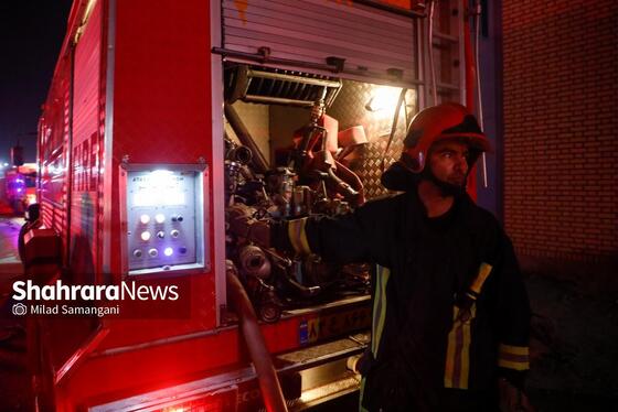 گزارش تصویری | وقوع آتش‌سوزی گسترده در یک کارگاه چوب و تولید مبلمان در مشهد