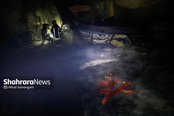 گزارش تصویری | وقوع آتش‌سوزی گسترده در یک کارگاه چوب و تولید مبلمان در مشهد