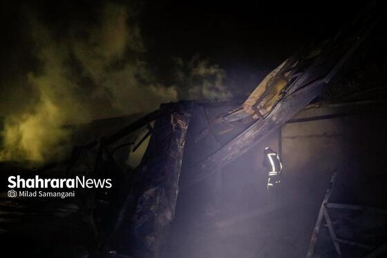 گزارش تصویری | وقوع آتش‌سوزی گسترده در یک کارگاه چوب و تولید مبلمان در مشهد