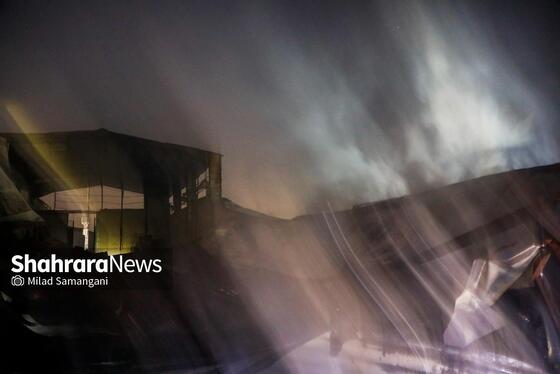 گزارش تصویری | وقوع آتش‌سوزی گسترده در یک کارگاه چوب و تولید مبلمان در مشهد