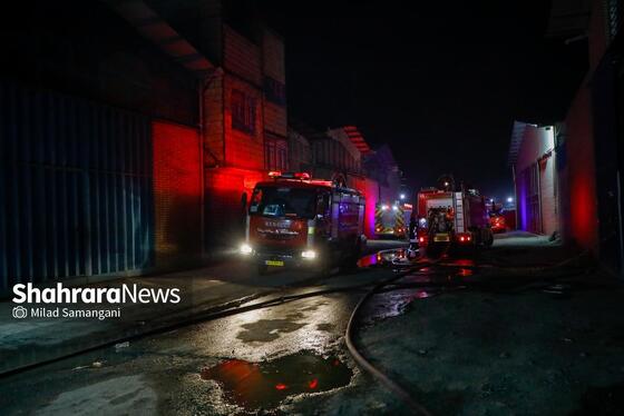 گزارش تصویری | وقوع آتش‌سوزی گسترده در یک کارگاه چوب و تولید مبلمان در مشهد