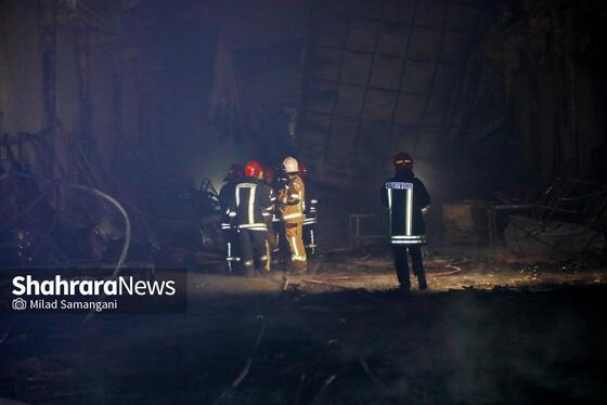 گزارش تصویری | وقوع آتش‌سوزی گسترده در یک کارگاه چوب و تولید مبلمان در مشهد