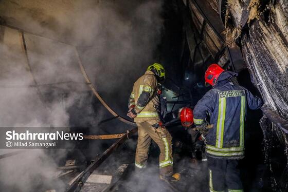 گزارش تصویری | وقوع آتش‌سوزی گسترده در یک کارگاه چوب و تولید مبلمان در مشهد