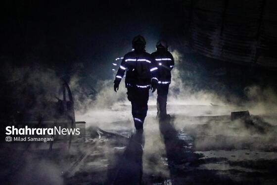 گزارش تصویری | وقوع آتش‌سوزی گسترده در یک کارگاه چوب و تولید مبلمان در مشهد