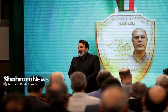 گزارش تصویری | آیین تجلیل از حسین نخعی شریف، اهدای پلاک افتخار و رونمایی از کتاب «تاریخ فوتبال مشهد»