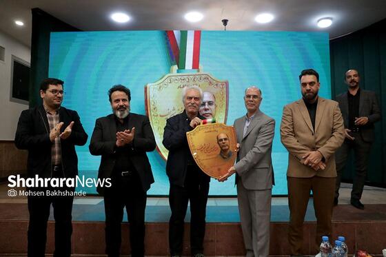 گزارش تصویری | آیین تجلیل از حسین نخعی شریف، اهدای پلاک افتخار و رونمایی از کتاب «تاریخ فوتبال مشهد»