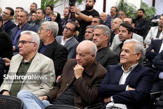 گزارش تصویری | آیین تجلیل از حسین نخعی شریف، اهدای پلاک افتخار و رونمایی از کتاب «تاریخ فوتبال مشهد»