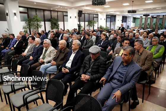 گزارش تصویری | آیین تجلیل از حسین نخعی شریف، اهدای پلاک افتخار و رونمایی از کتاب «تاریخ فوتبال مشهد»