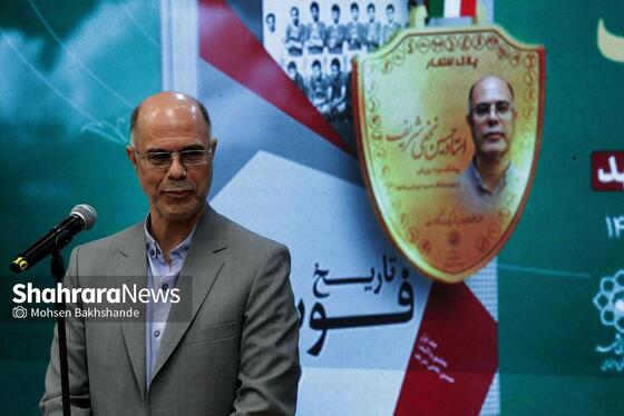 گزارش تصویری | آیین تجلیل از حسین نخعی شریف، اهدای پلاک افتخار و رونمایی از کتاب «تاریخ فوتبال مشهد»
