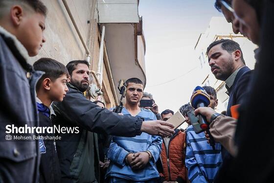 گزارش تصویری | بازسازی صحنه جرم زورگیری موبایل با ساطور از دو نوجوان مشهدی