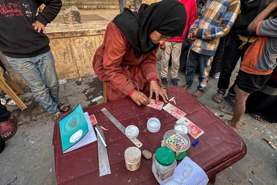 گزارش تصویری | زن فلسطینی با ترمیم اسکناس‌های پاره امرار معاش می‌کند