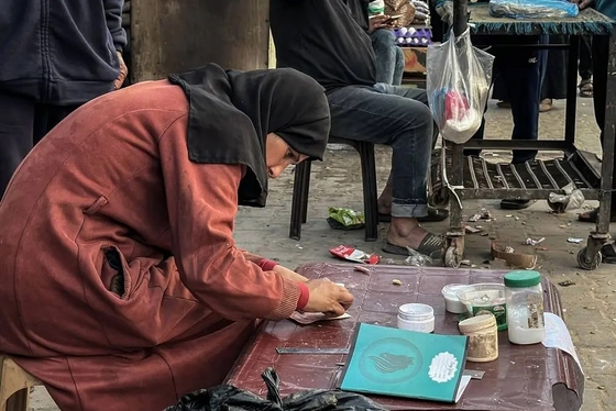 گزارش تصویری | زن فلسطینی با ترمیم اسکناس‌های پاره امرار معاش می‌کند