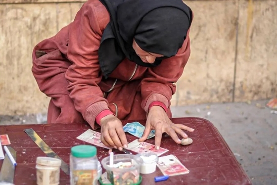 گزارش تصویری | زن فلسطینی با ترمیم اسکناس‌های پاره امرار معاش می‌کند