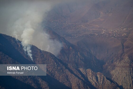 گزارش تصویری | عملیات مهار آتش‌سوزی مناطق کوهستانی روستاهای دلیر و الیت