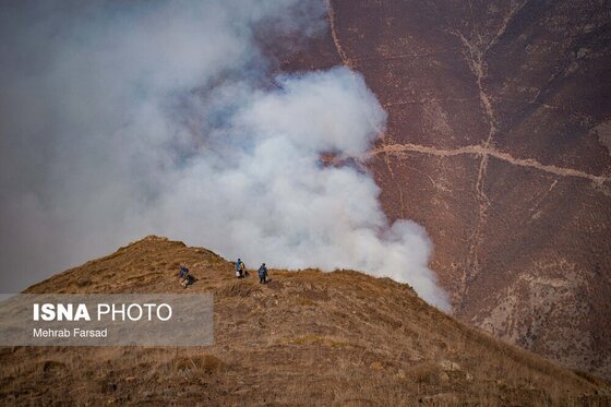 گزارش تصویری | عملیات مهار آتش‌سوزی مناطق کوهستانی روستاهای دلیر و الیت