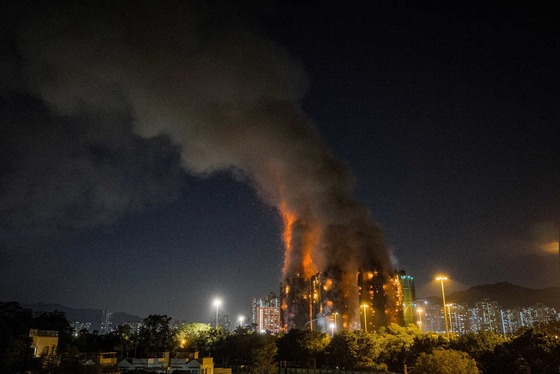 آتش‌سوزی وحشتناک در چندبرج هنگ‌کنگ با ۱۳ کشته + فیلم و عکس