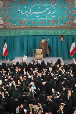 رهبر معظم انقلاب: زن مدیر خانه است، نه کارگزار | مهم‌ترین حق و نیاز زن در خانه، محبت همسر است (چهارشنبه، ۱۲ آذر ۱۴۰۴) + فیلم و عکس