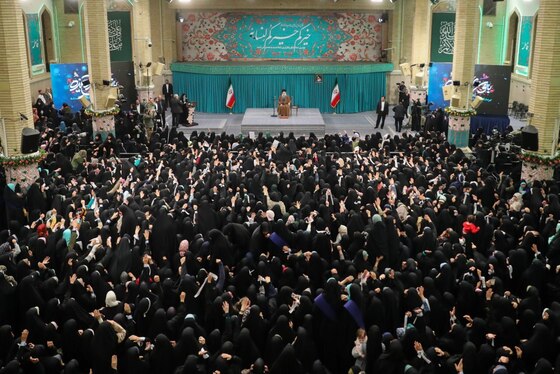 رهبر معظم انقلاب: زن مدیر خانه است، نه کارگزار | مهم‌ترین حق و نیاز زن در خانه، محبت همسر است (چهارشنبه، ۱۲ آذر ۱۴۰۴) + فیلم و عکس