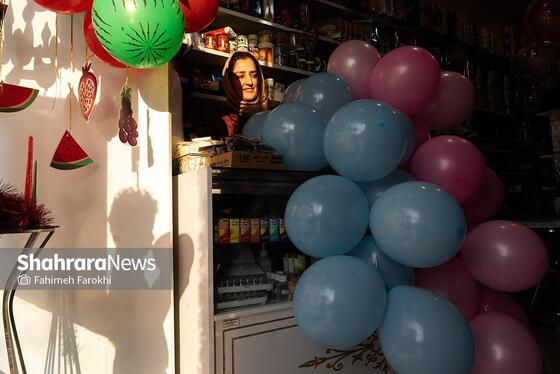 الهام بابایی ،39 ساله، فروشنده لوازم قنادی وجشن تولد ، در حال آماده سازی بادکنکهای تولد است.