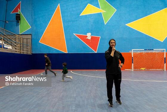 سمانه بلوکی، 40 ساله ، مربی فوتسال ، در حال تمرین دادن به بازیکن های تیم است.