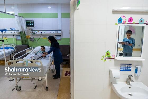 مریم کاووسی ، 38 ساله ، پرستار اورژانس کودکان ،مشغول انجام وظایفش است.