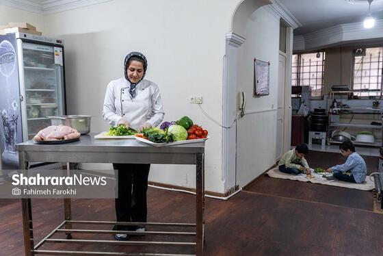 مریم سلجوقی ، 41 ساله، سراشپز ، او هر روز برای بیش از 100 نفر غذا می پزد