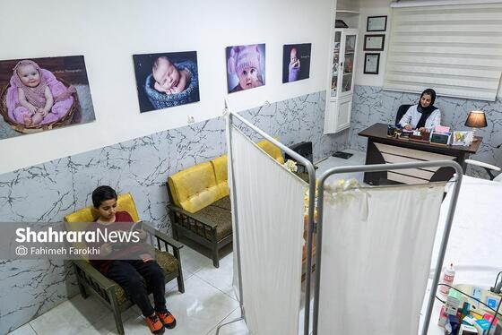 مرجان صباغ ،41 ساله ، پزشک زنان مشغول مطالعه کتابهای تخصصی حوزه ی  بهداشتی و درمانی است.