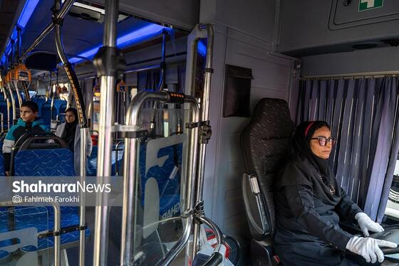 فاطمه شاه مرادی، 38 ساله، راننده اتوبوس ، در حال رسیدن به ایستگاه و سوار کردن مسافران است.روزانه بیش از 7 ساعت با اتوبوس درون شهری مسافران را جابجا می کند.