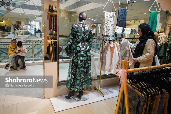 فرزانه رزمیان ، 36 ساله ، مزون دار،مرتب کردن لباس های آماده فروش جزو کارهای روزمره وی می باشد.