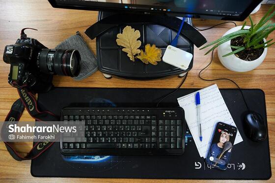 و این من هستم فهیمه فرخی ، در حال ادیت عکسهای پروژه مادران شاغل.