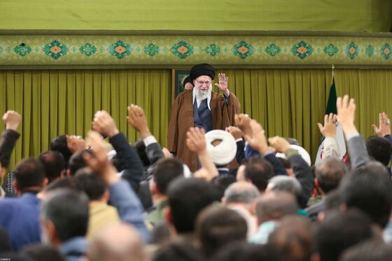 گزارش تصویری | دیدار هزاران نفر از مداحان و ستایشگران اهل بیت(ع) با رهبر انقلاب اسلامی