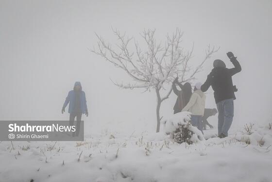 گزارش تصویری | شادی مردم مشهد از بارش برف پاییزی