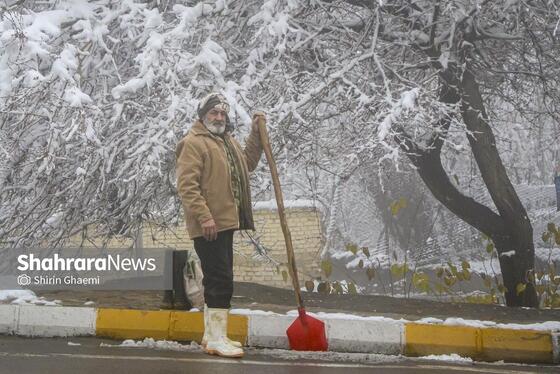 گزارش تصویری | شادی مردم مشهد از بارش برف پاییزی