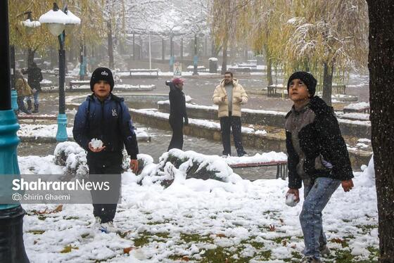 گزارش تصویری | شادی مردم مشهد از بارش برف پاییزی