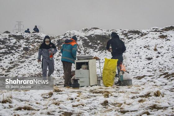 گزارش تصویری | شادی مردم مشهد از بارش برف پاییزی