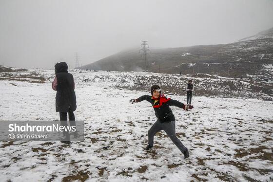 گزارش تصویری | شادی مردم مشهد از بارش برف پاییزی