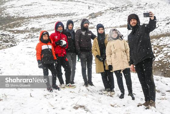 گزارش تصویری | شادی مردم مشهد از بارش برف پاییزی