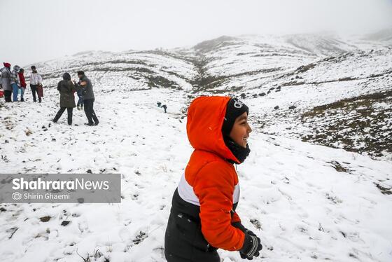 گزارش تصویری | شادی مردم مشهد از بارش برف پاییزی