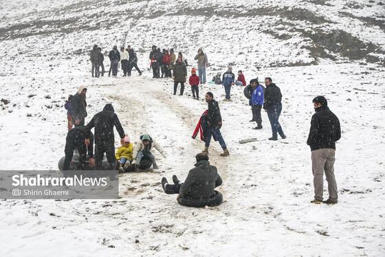 گزارش تصویری | شادی مردم مشهد از بارش برف پاییزی