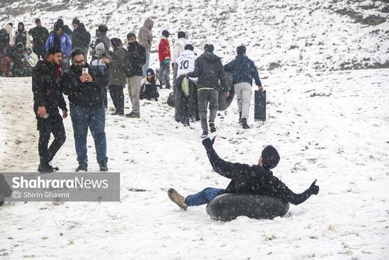 گزارش تصویری | شادی مردم مشهد از بارش برف پاییزی