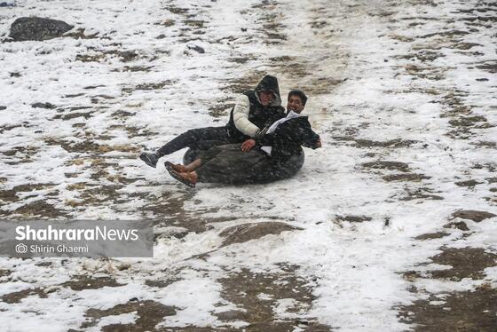 گزارش تصویری | شادی مردم مشهد از بارش برف پاییزی