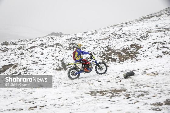 گزارش تصویری | شادی مردم مشهد از بارش برف پاییزی