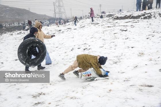 گزارش تصویری | شادی مردم مشهد از بارش برف پاییزی