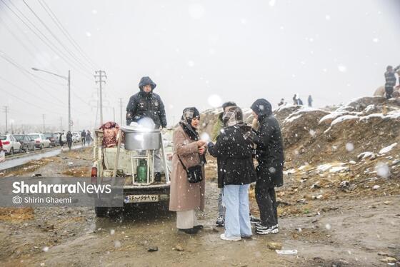گزارش تصویری | شادی مردم مشهد از بارش برف پاییزی