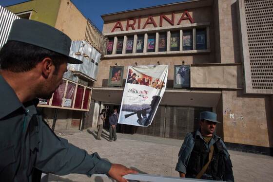 روز سیاهِ ناامیدی | طالبان سینما آریانا در قلب کابل را تخریب کردند + عکس