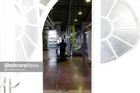 گزارش تصویری | از نخ تا فرش ، نگاهی به فرآیند تولید فرش ماشینی در مشهد