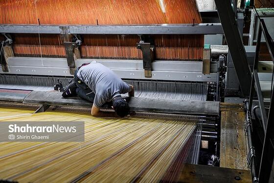 گزارش تصویری | از نخ تا فرش ، نگاهی به فرآیند تولید فرش ماشینی در مشهد