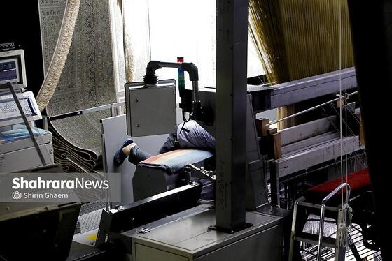 گزارش تصویری | از نخ تا فرش ، نگاهی به فرآیند تولید فرش ماشینی در مشهد